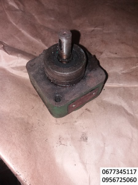 Насосы пластинчатые для смазки С12 4М 2; С12 4М 3,2;  С12 4М 6,3; С12 4М 10 и С12 5М 2; С12 5М 3,2; С12 5М 6,3; С12 5М 10 однократного действия, нерегулируемые применяются для подачи под давлением минерального масла в смазочные системы металлорежущих станков и других машин.
    Насосы С12-4М выполнены с реверсируемым направлением вращения вала и постоянным направлением потока масла.
   Насосы С12-5М имеют постоянное направление вращения - правое (по направлению вращения часовой стрелки, если смотреть со стороны привода). 
